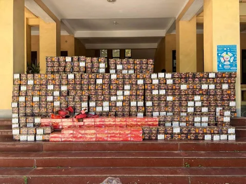 Bắt giữ 'nữ quái' tàng trữ gần 900kg pháo nổ tại Nghệ An