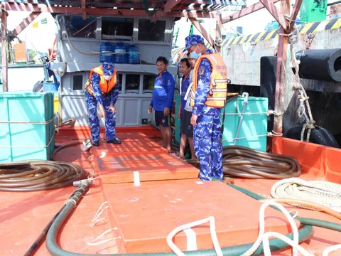 Phát hiện hai tàu vận chuyển trái phép 75.000 lít dầu DO
