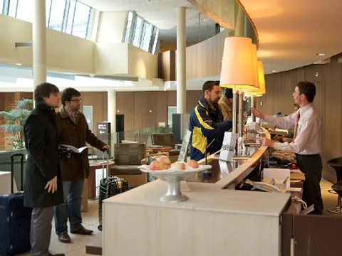 Lễ tân khách sạn, nhà nghỉ có được giữ lại CCCD của khách?