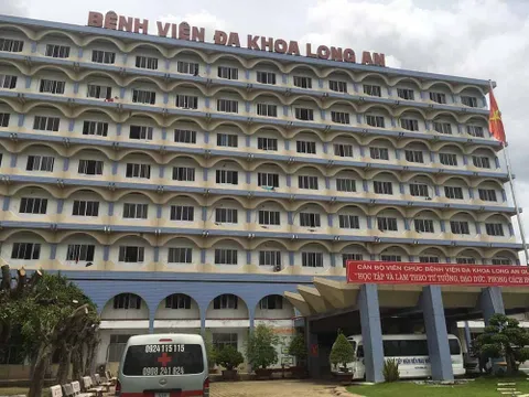 Nhóm côn đồ cầm hung khí đánh người, đập phá trong bệnh viện