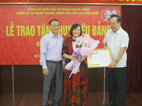 Hội Luật gia Việt Nam tổ chức trao huy hiệu 40 năm, 45 năm tuổi Đảng