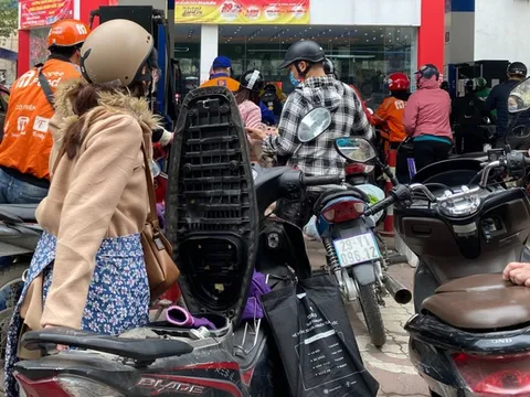 Từ chuyện xếp hàng mua xăng nghĩ về những nơi đáng sống