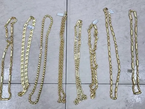 Tạm giữ đối tượng mang búa đi cướp tiệm vàng ở Bình Dương