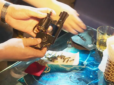 Khởi tố đối tượng mang theo súng và 25 viên đạn vào quán bar