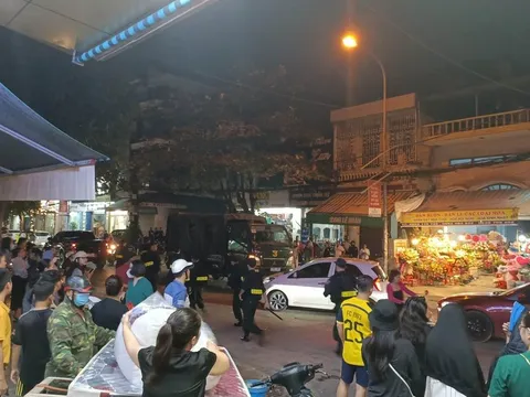 Cảnh sát phong tỏa đường, khám nhà 'trùm' giang hồ xứ Thanh