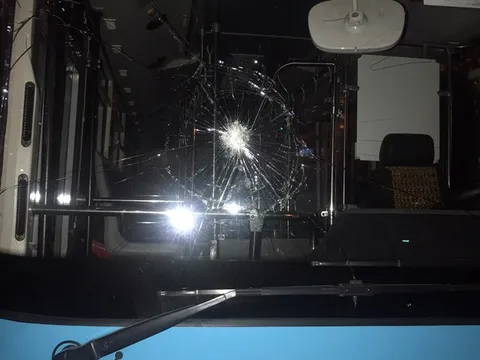 Truy tìm thủ phạm dùng gạch ném vỡ kính xe buýt ở Hà Nội