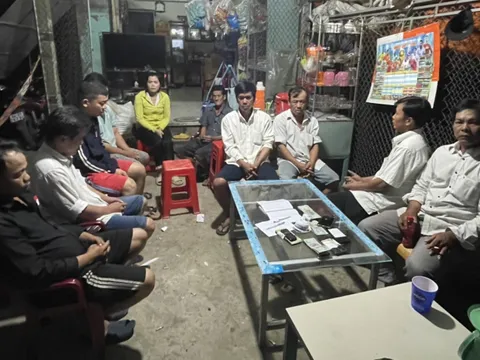 Bắt quả tang 11 người đang tham gia cá độ bóng đá trong tiệm tạp hóa