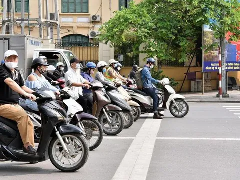 Đè vạch khi dừng đèn đỏ bị phạt bao nhiêu?