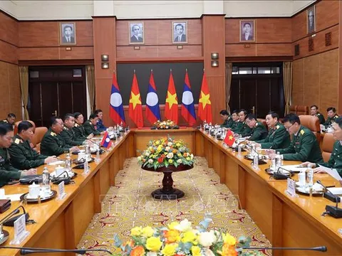 Bộ trưởng Bộ Quốc phòng Lào thăm chính thức Việt Nam