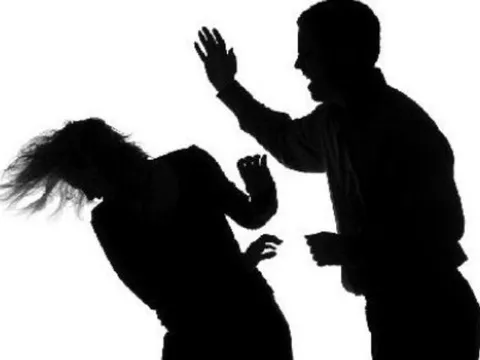 Tạm giữ người chồng đánh vợ bị thương nặng, bất tỉnh