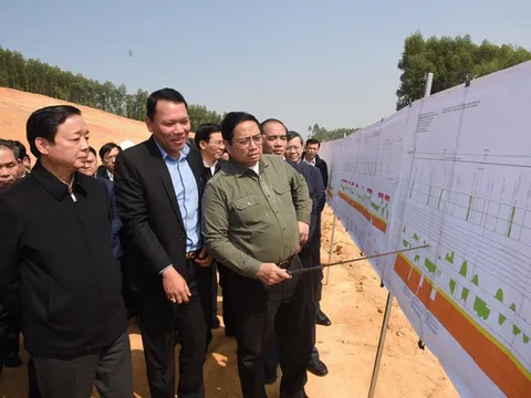 Thủ tướng kiểm tra, đôn đốc dự án cao tốc Tuyên Quang-Phú Thọ, chúc Tết công nhân và người dân khu tái định cư