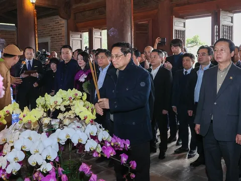 Thủ tướng dâng hương tưởng niệm Chủ tịch Hồ Chí Minh tại Khu Di tích quốc gia đặc biệt Kim Liên