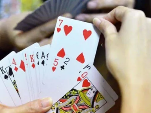 Bắt quả tang 4 cán bộ Chi cục dự trữ Nhà nước đánh bạc tại trụ sở