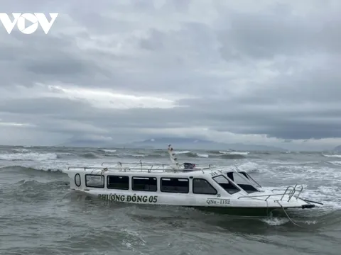 Khởi tố thuyền trưởng vụ lật ca nô khiến 17 người thiệt mạng tại biển Cửa Đại