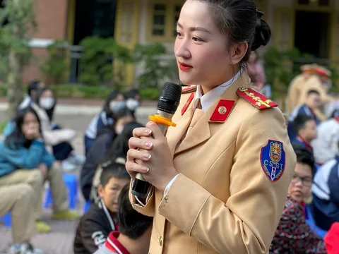 Hà Nội: Tuyên truyền Luật An toàn giao thông đến các em học sinh Trường THCS Láng Hạ