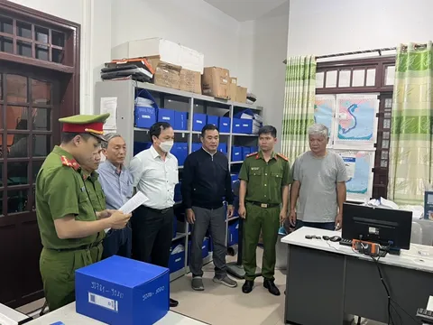 Khởi tố 2 đăng kiểm viên 'phù phép' hồ sơ hoán cải tàu ở Đà Nẵng