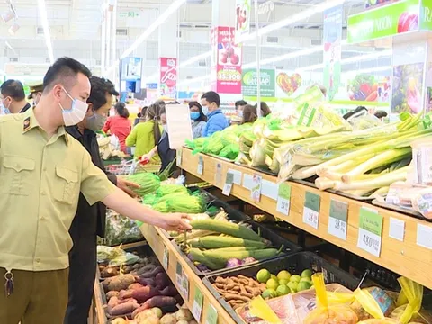 Tăng cường kiểm tra, giám sát hàng thực phẩm lưu thông trên thị trường