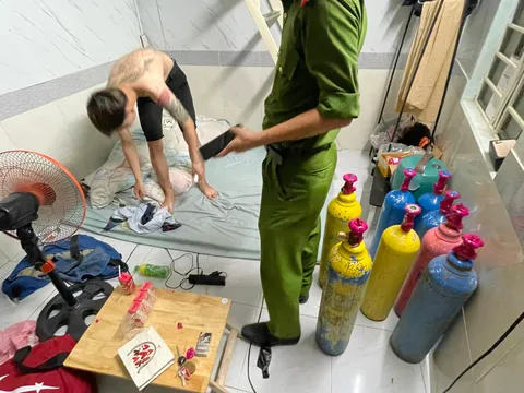 Đà Nẵng: Nam thanh niên trữ 8 bình khí cười trong phòng trọ