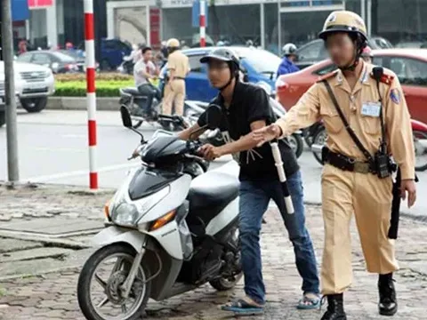 Uống rượu bia liên hoan 30/4-1/5, dắt xe máy từ quán nhậu về nhà có bị xử phạt không?