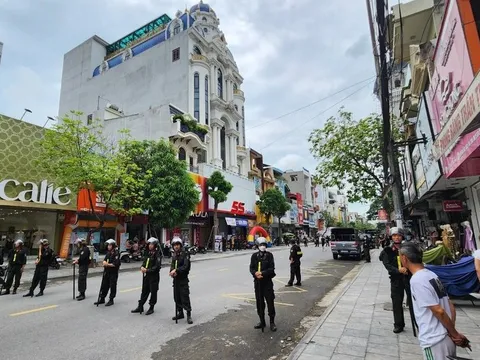 Cảnh sát cơ động chốt chặn, phong tỏa nhà 'Tuấn Thần Đèn' ở Thanh Hóa