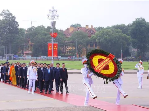 Đại biểu dự Kỳ họp thứ năm, Quốc hội khóa XV vào Lăng viếng Chủ tịch Hồ Chí Minh