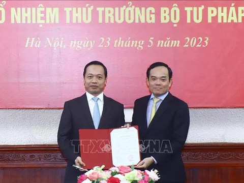 Phó Thủ tướng Trần Lưu Quang trao quyết định bổ nhiệm Thứ trưởng Bộ Tư pháp