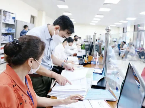 Đề xuất cán bộ không được quảng cáo thương mại, bán hàng ở nơi làm việc