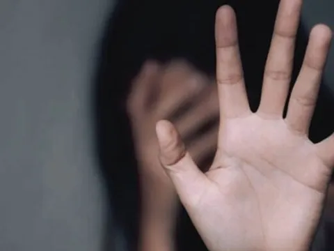 Bắt tạm giam thầy giáo dạy Toán dâm ô nữ sinh lớp 6