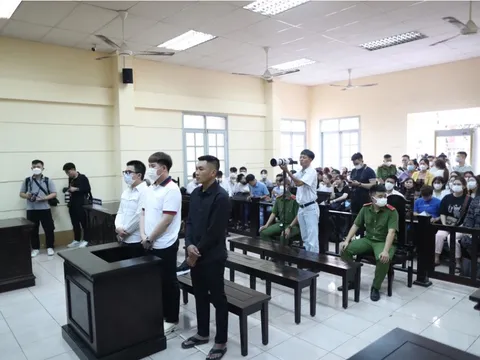 Trang Nemo bất ngờ nhập viện, Hội đồng xét xử hoãn phiên toà