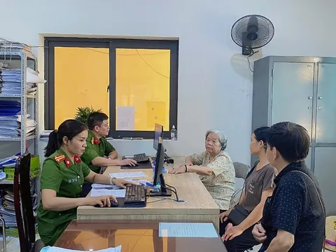 Hà Nội: Công an phường Kim Giang ‘vượt tốc’ cấp tài khoản định danh điện tử cho người dân