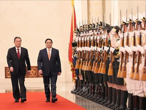 Thủ tướng Lý Cường chủ trì Lễ đón Thủ tướng Phạm Minh Chính thăm chính thức Trung Quốc