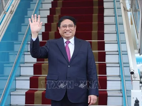 Thủ tướng lên đường thăm chính thức Trung Quốc và dự hội nghị WEF