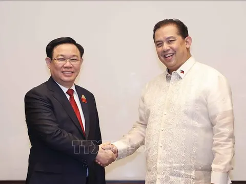 Chủ tịch Quốc hội Vương Đình Huệ gặp Chủ tịch Hạ viện Philippines