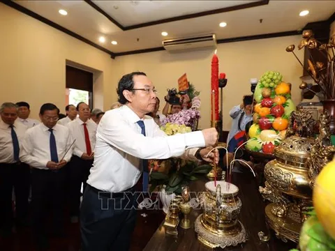 Lãnh đạo TP Hồ Chí Minh dâng hương tưởng niệm Chủ tịch Hồ Chí Minh