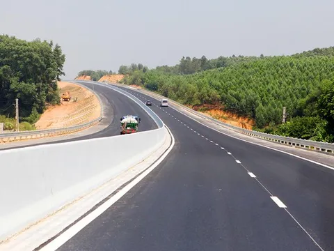 Thủ tướng yêu cầu khẩn trương xây dựng quy chuẩn về đường bộ cao tốc