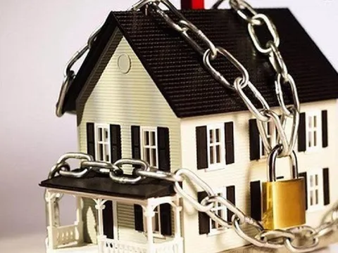 Nhà đất đang thế chấp ngân hàng, có tặng cho con được không?