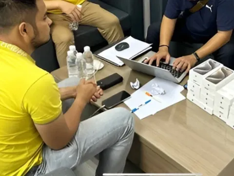 Triệt phá vụ buôn lậu iPhone 15 về Việt Nam trị giá 900 triệu đồng