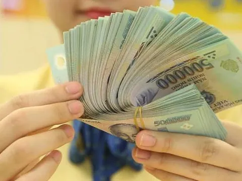 Hoàn thiện chính sách tiền lương mới, thực hiện tăng lương để khắc phục tình trạng công chức, viên chức thôi việc, nghỉ việc