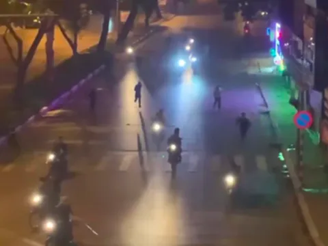 Khởi tố nhóm thanh thiếu niên gây rối trật tự công cộng, cố ý gây thương tích