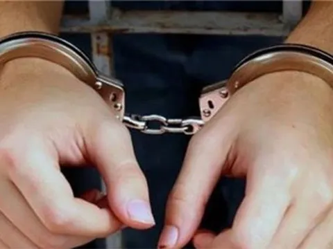 Bắt tạm giam Chủ tịch và nguyên Phó Chủ tịch xã ở Hoà Bình