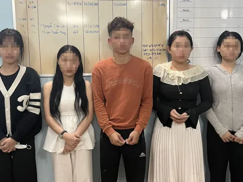 Bắt 2 quản lý quán karaoke môi giới mại dâm ở Bình Phước