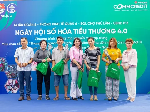 Ngân hàng đưa công nghệ tới từng cửa hàng tạp hóa, chợ truyền thống
