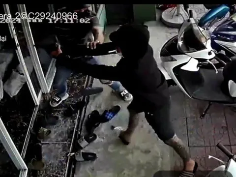 Điều tra đối tượng cầm vật giống súng bắn vào cửa hàng ở Long An