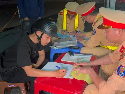 Shipper đi xe không gương, vi phạm nồng độ cồn kịch khung