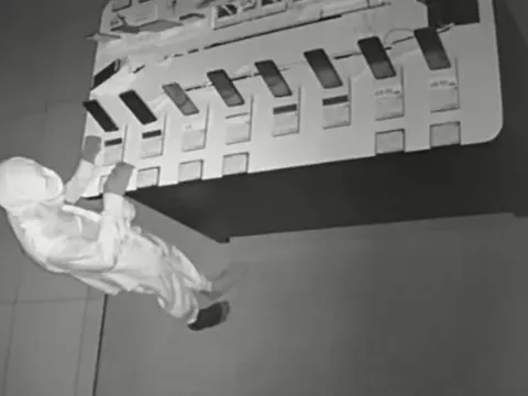 Bình Dương: Bắt nhóm thanh niên trộm nhiều điện thoại trong cửa hàng