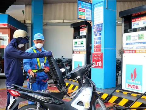 Thủ tướng biểu dương Bộ Tài chính, cơ quan thuế thực hiện thành công phát hành hóa đơn điện tử xăng dầu