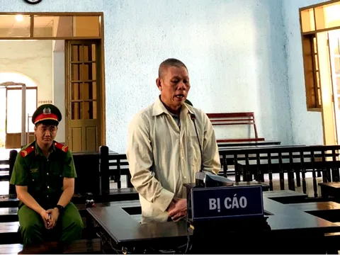 Mâu thuẫn trong lúc ăn cơm, người đàn ông tưới xăng đốt 'vợ hờ'