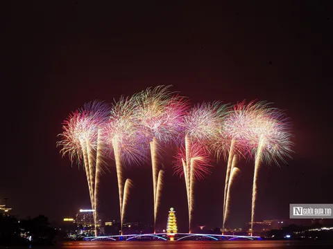 Mãn nhãn với màn pháo hoa mừng Lễ hội đền Hùng