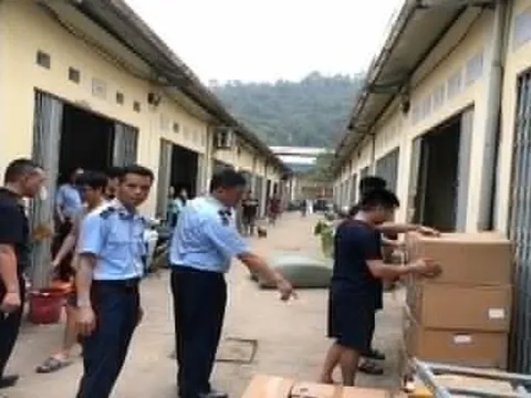 Phát hiện 2 kho hàng cất giấu hơn 40.000 sản phẩm nghi nhập lậu