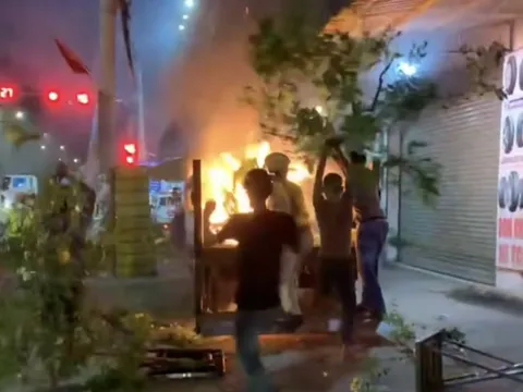 Vi phạm nồng độ cồn, người đàn ông đốt 4 xe máy trên xe chuyên dụng của CSGT